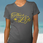 Dit is het levensgele typografische slogan t-shirt<br><div class="desc">Dit is het levensslogan t-shirt. Ideaal voor degenen die willen of willen ontspannen,  het gemakkelijk willen maken en van het leven willen genieten. Geweldig voor het dragen op een ontspannen vakantie of vakantie of in het weekend. Object uitsluitend ontworpen door Sarah Trett.</div>