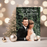 Dit is het seizoen bruiloft aankondiging foto<br><div class="desc">Een trendy ontwerp met een trouwfoto van de pasgetrouwden,  en mooie witte penseelvakantietekst. De functies van deze kaart kunnen worden aangepast.</div>
