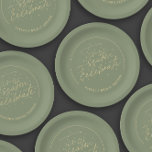 Dit is het seizoen Green Moss Winter Vrijgezellenf Papieren Bordje<br><div class="desc">'Tis the season to celebrate is een chique winterse vrijgezellenfeest papier bord, met een koptekst die "Tis the season to celebrate" in een stijlvolle scripttypografie in gouden kleur op een groene mos achtergrond. Als je een stuk nodig hebt dat niet in het collectie zit, laat het me dan weten (Maria)......</div>