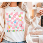 Dit is het seizoen Groovy Pink Coquette Christmas Tri-Blend Shirt<br><div class="desc">Tis Het seizoen Groovy Pink Retro Coquette Christmas Festive Holiday Tri-Blend Shirt bevat de tekst "Tis The Season" in de moderne script typografie geaccentueerd met kerstbomen en bogen op een roze dambord. Perfect voor kerstcadeaus,  kerstfeesten en vakantiefeesten,  verjaardagen en meer. Creëer door Evco Studio www.zazzle.com/store/evcostudio</div>