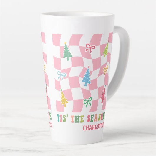 Dit is het seizoen Groovy Pink Coquette Kerstnaam Latte Mok (Rechterhoek)