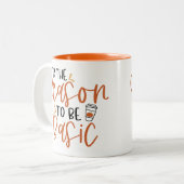 Dit is het seizoen om basic te zijn | Herfst Pumki Tweekleurige Koffiemok (Voorkant links)