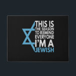 Dit is het seizoen om iedereen eraan te herinneren deurmat<br><div class="desc">chanukah,  menorah,  hanukkah,  dreidel,  jewish,  Chrismukkah,  vakantie,  horah,  kerstmis,  sufganiyot</div>