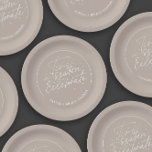 Dit is het seizoen Taupe Winter Vrijgezellenfeest Papieren Bordje<br><div class="desc">'Tis the season to celebrate is een chique winterse vrijgezellenfeest papieren bord, met een koptekst die "Tis the season to celebrate" in een stijlvolle scripttypografie in wit op een taupe achtergrond. Als je een stuk nodig hebt dat niet in het collectie zit, laat het me dan weten (Maria)... Ik help...</div>