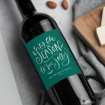 Dit is het seizoen van de Jolly Green Holiday Wijn Etiket<br><div class="desc">Impress foliday party guests with our 'Tis The Season to be Jolly foliday wine labels. The custom wine labels feature the zin "Tis The Season to be Jolly" in a white, hand-lettered script against a green background. Personalize the wine labels by adding your name and the year. Designed to coordinate...</div>