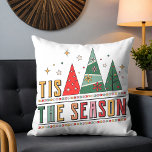 Dit is het seizoen van de moderne kersttypografie kussen<br><div class="desc">'Tis The Season Modern Christmas Typography Festive Holiday Sierkussen Cushion is voorzien van de tekst "Tis The Season" in de moderne script typografie geaccentueerd met hedendaagse kerstbomen. Perfect voor kerstcadeaus,  kerstdecoratie en feestjes en meer. Creëer door Evco Studio www.zazzle.com/store/evcostudio</div>