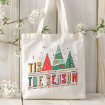 Dit is het seizoen van de moderne kersttypografie tote bag<br><div class="desc">'Tis The Season Modern Christmas Typography Festive Holiday Canvas tas is voorzien van de tekst "Tis The Season" in de moderne script typografie geaccentueerd met moderne kerstbomen. Perfect voor kerstcadeaus,  kerstdecoratie en feestjes en meer. Creëer door Evco Studio www.zazzle.com/store/evcostudio</div>