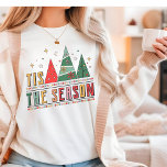Dit is het seizoen van de moderne kersttypografie Tri-Blend shirt<br><div class="desc">'Tis The Season Modern Christmas Typography Festive Holiday Tri-Blend Shirt bevat de tekst "Tis The Season" in de moderne scripttypografie geaccentueerd met hedendaagse kerstbomen. Perfect voor kerstcadeaus,  kerstfeesten en vakantiefeesten,  verjaardagen en meer. Creëer door Evco Studio www.zazzle.com/store/evcostudio</div>