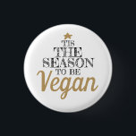 Dit is het seizoen waarin de zwarte en goudtekst v ronde button 3,2 cm<br><div class="desc">Deze witte kerstknop heeft een zwarte en goudtitel in moderne lettertypen die luidt: "Dit is het seizoen om Vegan te zijn,  en is versierd met een kleine gouden ster</div>