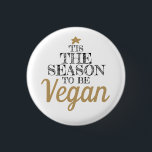 Dit is het seizoen waarin de zwarte en goudtekst v ronde button 3,2 cm<br><div class="desc">Deze witte kerstknop heeft een zwarte en goudtitel in moderne lettertypen die luidt: "Dit is het seizoen om Vegan te zijn,  en is versierd met een kleine gouden ster</div>