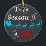 Dit is het seizoen waarin het Ornament Jolly Chalk<br><div class="desc">Dit is het seizoen om Jolly Chalkboard Ornament te zijn. Hou je vast aan de kerstboom of geef je als geschenk. Afbeeldingen die voor dit object worden gebruikt,  zijn officieel goedgekeurd / © Graphics Factory.com</div>