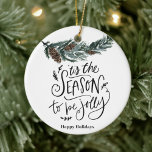 Dit is het seizoen waarin u een Jolly Fun Script 4 Keramisch Ornament<br><div class="desc">Dit is het seizoen van de juffrouw | Waterverf Greenery Pine Cone Elegant en minimalist 4 Family Photo Collage dubbelzijdig Sleutelhanger. Alle teksten zijn vooraf geregeld zodat u zich gemakkelijk en snel kunt personaliseren met uw eigen details. Ik wens jullie allemaal een Prettige feestdagen!</div>