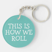 DIT IS HOE WE RV Motorhome Camping CUSTOM ROLLEN Sleutelhanger (Achterkant)