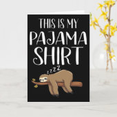 Dit is mijn pyjamaluiaardshirt, grappig slaapfeest kaart (Gele Bloem)
