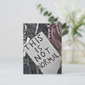 Dit is niet normaal briefkaart (Staand voorkant)