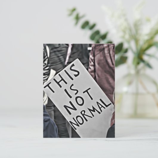 Dit is niet normaal briefkaart (Staand voorkant)