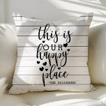 Dit is onze gelukkige huisboerderij Rustin Custom Kussen<br><div class="desc">Mooie moderne decoratieve accenten werpen kussen. Ideaal voor de bank of het bed. Stomme huisdecor voor elke kamer. Kies uw eigen vorm: vierkant,  rechthoek,  lumbaal of rond.</div>