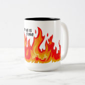 "Dit is prima" (zwart + vuur en vlammen) Tweekleurige Koffiemok (Voorkant rechts)