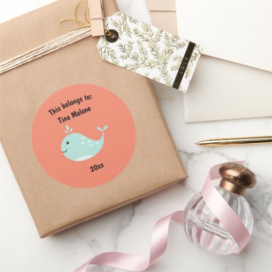 Dit is van Back to School Whale Sinaasappel Ronde Sticker (Geschenken)