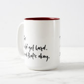 "Dit kan moeilijk worden. En dat is oké." Typograf Tweekleurige Koffiemok (Voorkant links)