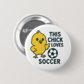 Dit kuiken houdt van voetbal ronde button 5,7 cm (Voorkant /achterkant)