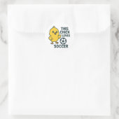 Dit kuiken houdt van voetbal ronde sticker (Tas)