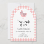 Dit kuiken is een 1e verjaardag foto uitnodiging (Voorkant)