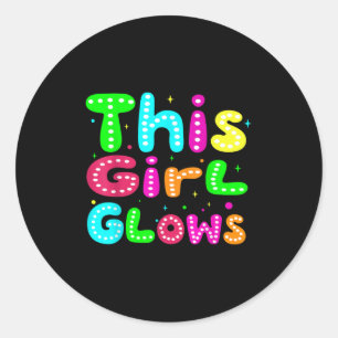 Dit meisje gloeit voor jaren 80 en 90 Kinder vrouw Ronde Sticker