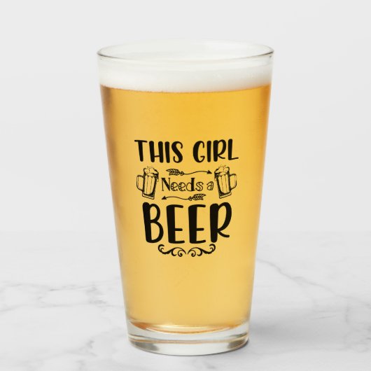 Dit meisje heeft een bier nodig glas (Voorkant gevuld)