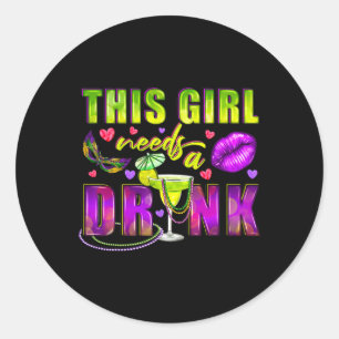 Dit meisje heeft een Drink nodig Wijn Mardi Gras F Ronde Sticker