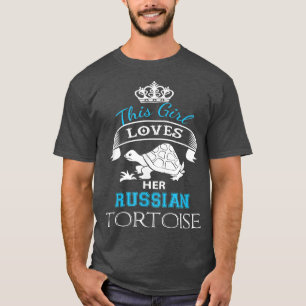 Dit meisje houdt van haar Russische schildpad T-shirt