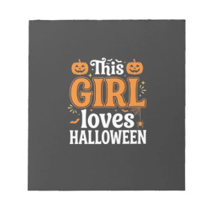 Dit meisje houdt van Halloween-typografie SVG-ontw Notitieblok