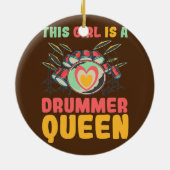 Dit meisje is een drummer koningin keramisch ornament (Achterkant)