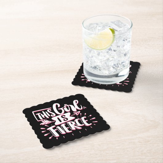 Dit meisje is een fervent meisje kartonnen onderzetters (Insitu)