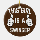 Dit meisje is een zwinger grappige koppels keramisch ornament (Achterkant)