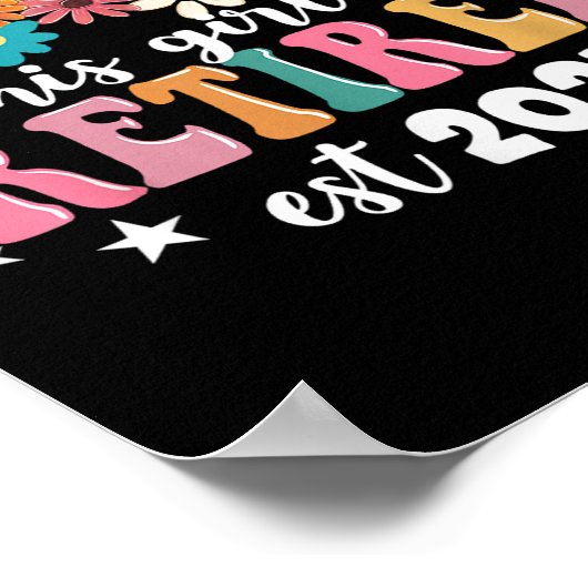 Dit meisje is gepensioneerd 2025 Retro Shirt Flora Poster (Hoek)