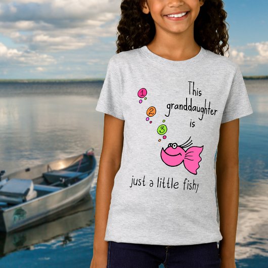 Dit meisje is gewoon een klein visroze T-Shirt
