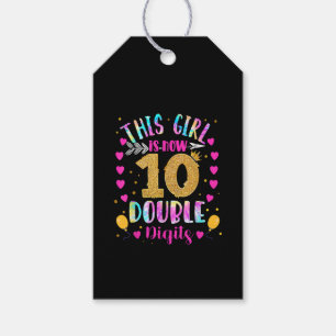 Dit meisje is nu 10 dubbele cijfers tie kleurstof cadeaulabel