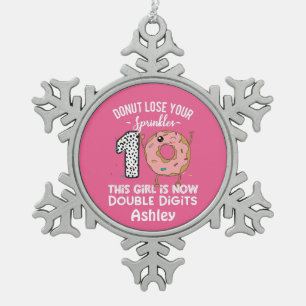 Dit meisje is nu dubbele cijfers 10e verjaardag tin sneeuwvlok ornament