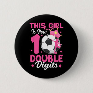 Dit meisje is nu dubbele cijfers voetbal meisje 10 ronde button 5,7 cm