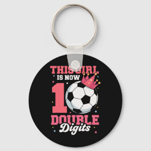 Dit meisje is nu dubbele cijfers Voetbal meisje 10 Sleutelhanger