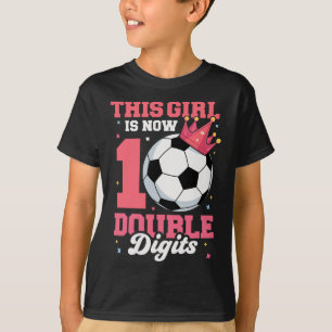 Dit meisje is nu dubbele cijfers Voetbal meisje 10 T-shirt