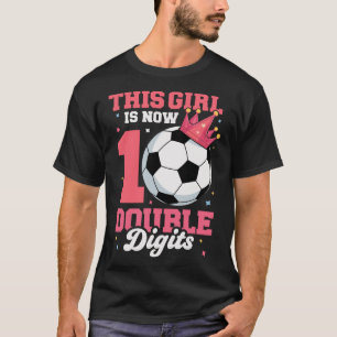 Dit meisje is nu dubbele cijfers Voetbal meisje 10 T-shirt
