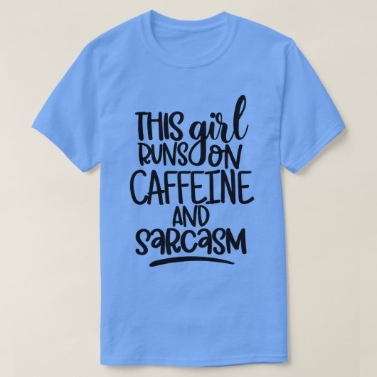 Dit meisje loopt op cafeïne en sarcasme C T-shirt (Design voorkant)