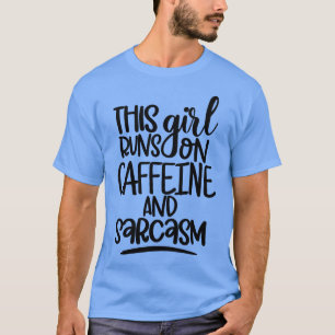 Dit meisje loopt op cafeïne en sarcasme C T-shirt