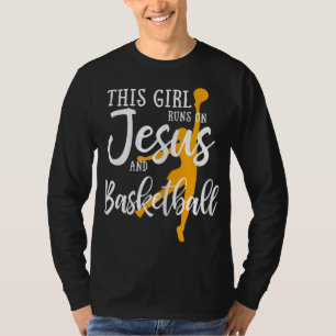 Dit meisje loopt op Jezus en Basketball Christelij T-shirt