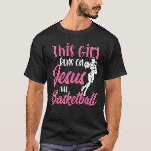 Dit meisje loopt op Jezus en Basketball Christelij T-shirt
