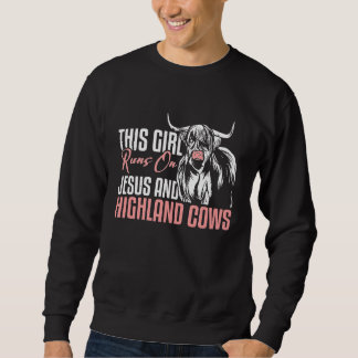 Dit meisje loopt op Jezus en Hoogland Koeien ver Trui
