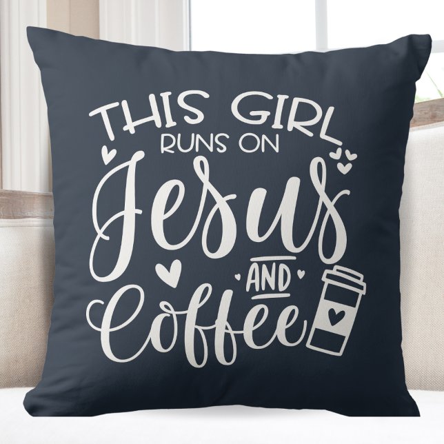 Dit meisje loopt op Jezus en koffie Kussen (This Girl Runs on Jesus and Coffee Throw Pillow)