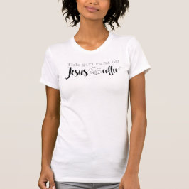 Dit meisje loopt op Jezus en koffie. T-shirt